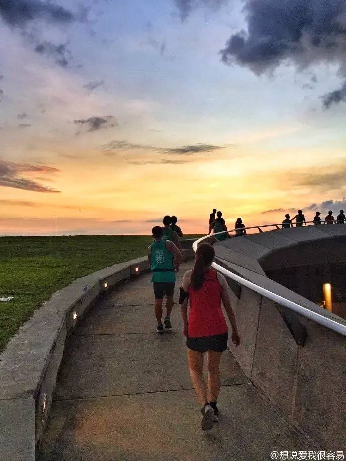 跑出一腿痱子热到炸裂！就这么铭记了新加坡日落马拉松的最美日出