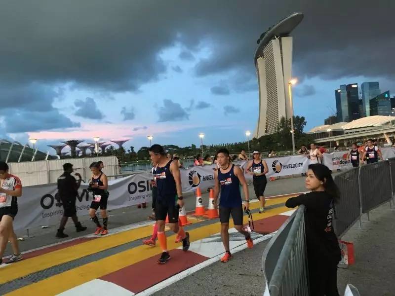 跑出一腿痱子热到炸裂！就这么铭记了新加坡日落马拉松的最美日出