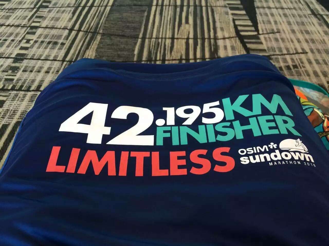 跑出一腿痱子热到炸裂！就这么铭记了新加坡日落马拉松的最美日出