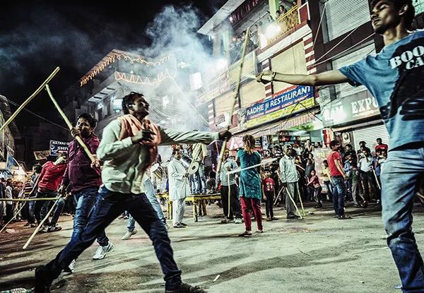 古老国度染上缤纷色彩，这样的洒红节让上帝也为之疯狂！