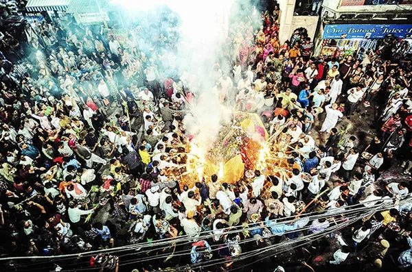 古老国度染上缤纷色彩，这样的洒红节让上帝也为之疯狂！