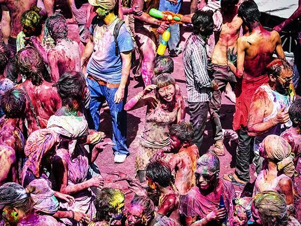 古老国度染上缤纷色彩，这样的洒红节让上帝也为之疯狂！