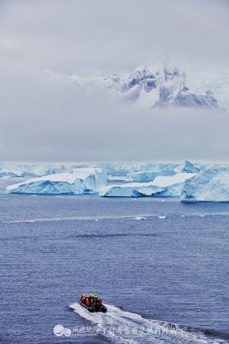 南极冰山脚下,南极的神秘之处