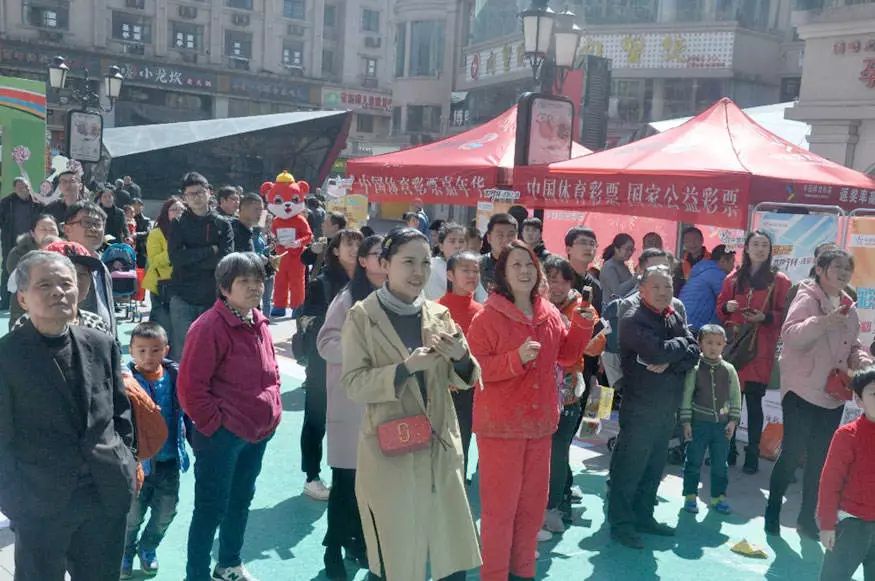 这个街头不一般!江西体彩嘉年华大型地推活动“敲响”世界杯倒计时