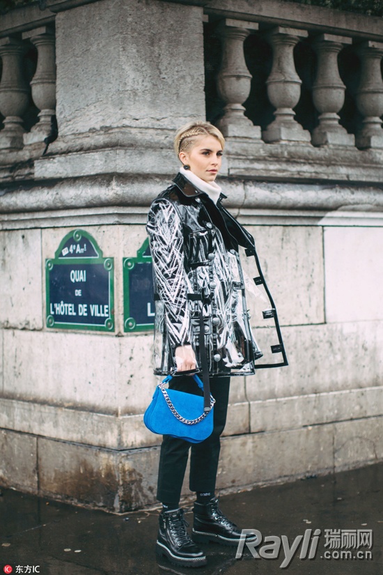 穿上透明PVC秒变“塑料姐妹花”从此阴天下雨都不怕