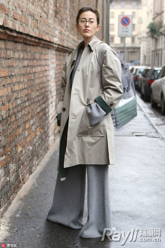 穿上透明PVC秒变“塑料姐妹花”从此阴天下雨都不怕