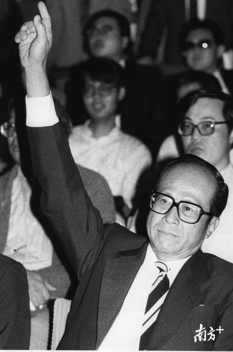 李嘉诚怎么从草根逆袭成首富的,李嘉诚退休前的秘诀