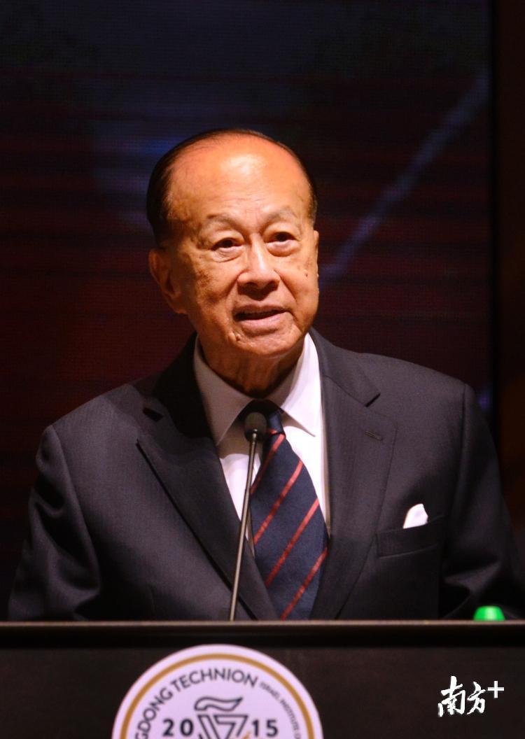 李嘉诚怎么从草根逆袭成首富的,李嘉诚退休前的秘诀