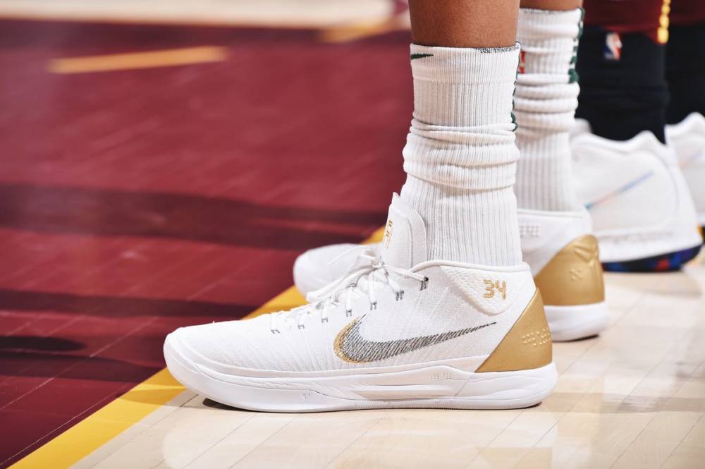 【踏破铁鞋】今日球鞋MVP:斯蒂芬森Nike2K4尴尬脱胶