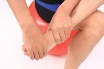 跑步脚趾盖疼怎么回事,跑步脚中间疼是骨裂吗