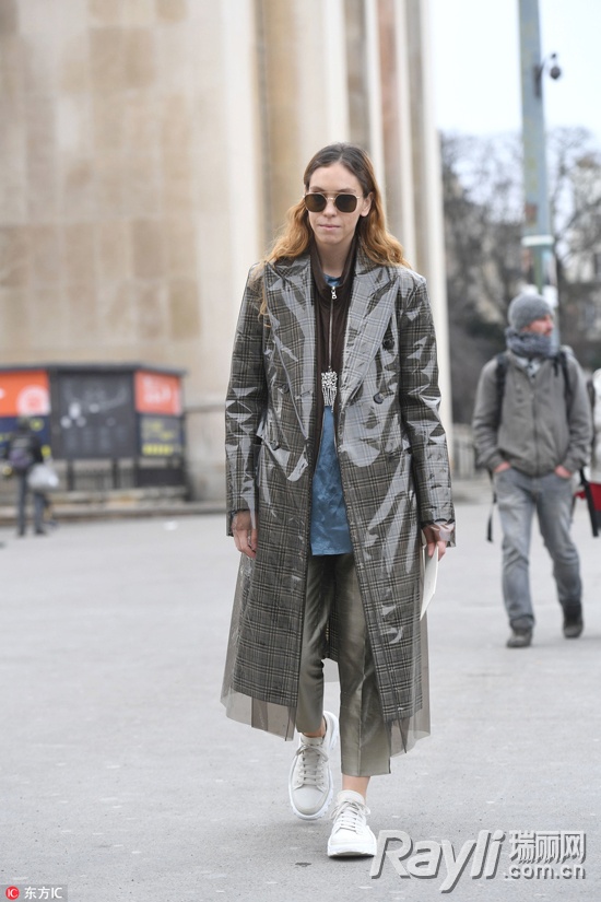 穿上透明PVC秒变“塑料姐妹花”从此阴天下雨都不怕