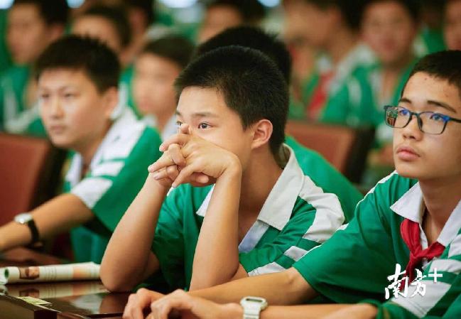 如何和初中生谈生理知识,如何跟初一的男孩谈性教育