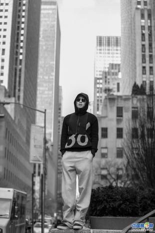 杨祐宁化身“纽约客”现身美国街头引围观