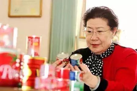 60岁靠100元起家致富,他60岁创业卖鸡汤年赚60亿