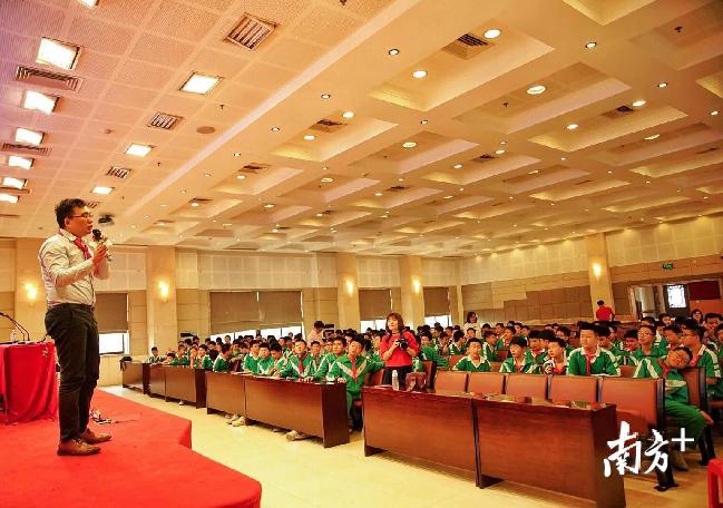 如何和初中生谈生理知识,如何跟初一的男孩谈性教育