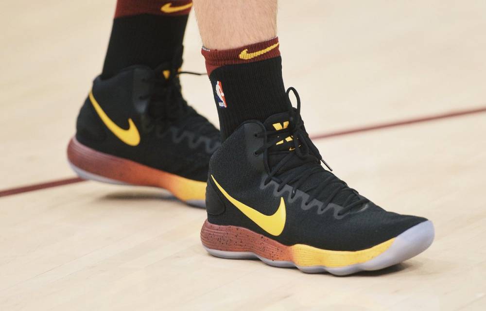 【踏破铁鞋】今日球鞋MVP:斯蒂芬森Nike2K4尴尬脱胶