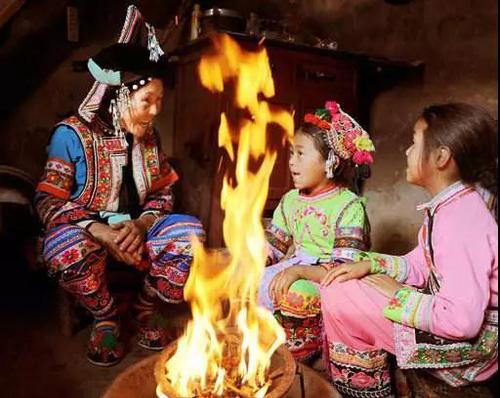 楚雄彝家火塘,云南楚雄彝家