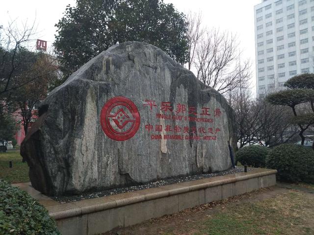 膝盖又肿了,膝盖滑膜炎好不了吗