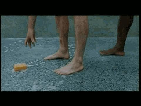 关于肥皂的简短搞笑段子,搞笑视频原来肥皂是这么难捡的