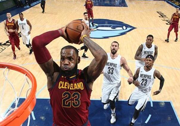 詹姆斯破纪录时威少的表现,现在威少还能打败詹姆斯吗