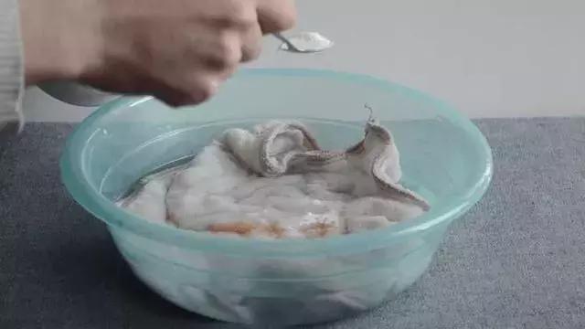 土豆去皮小窍门又快又好不浪费,用削皮刀快速削土豆