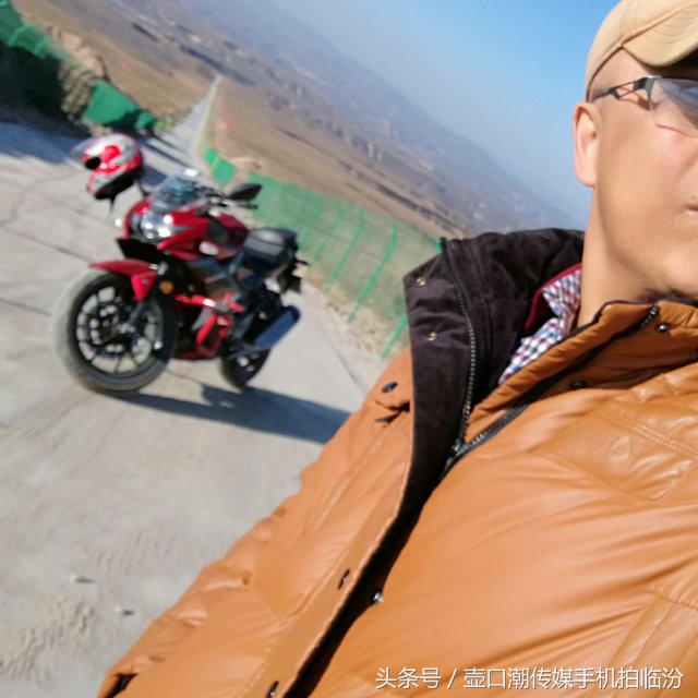 临汾：不买摩托的理由是怕挂档费鞋～十五元一双的鞋你会穿吗？