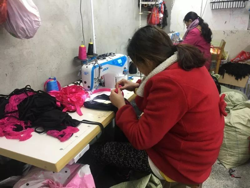 “情趣镇”女工,一群离“风情”最近的人