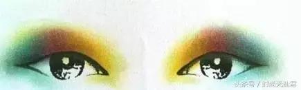 如何化眼影看起来眼睛没那么深邃,如何用一盘多色眼影化全妆