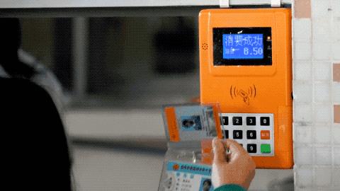 能考勤能就餐能挂号，坐公交还有半价优惠！番禺学生这张卡厉害了！