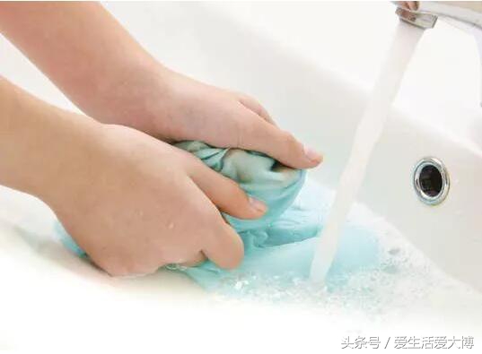 衣服上有霉渍怎么才能快速清除,过季衣服黄渍洗涤的小窍门