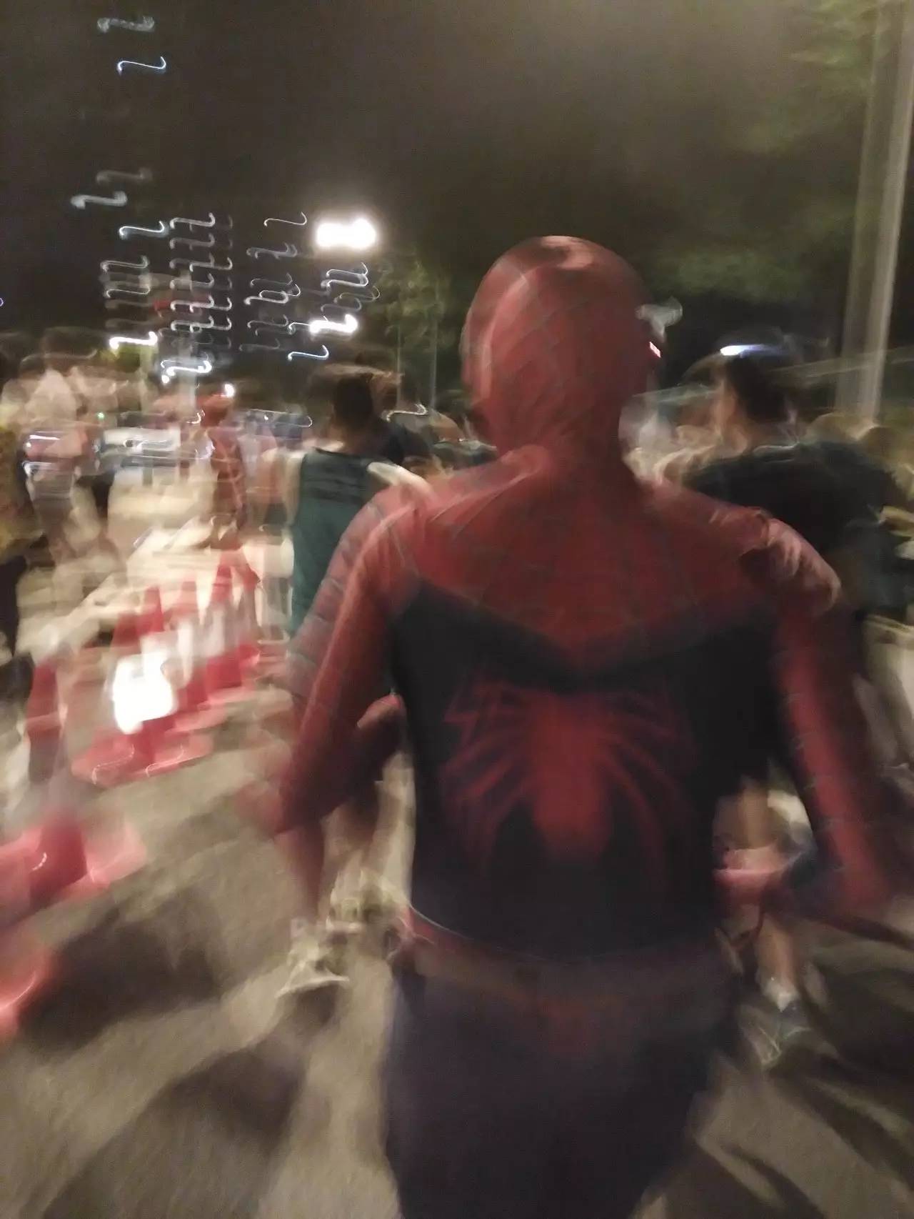 跑出一腿痱子热到炸裂！就这么铭记了新加坡日落马拉松的最美日出