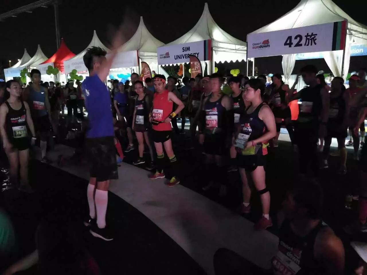 跑出一腿痱子热到炸裂！就这么铭记了新加坡日落马拉松的最美日出