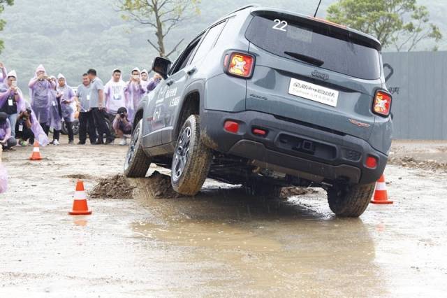 jeep新款自由侠发布,新款jeep自由侠新官图