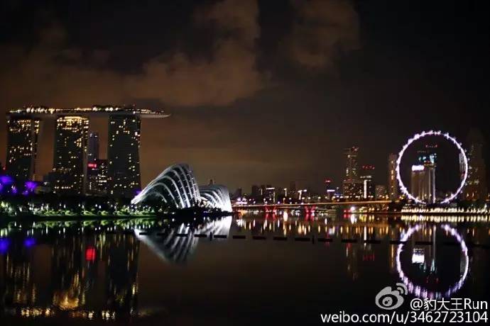 跑出一腿痱子热到炸裂！就这么铭记了新加坡日落马拉松的最美日出