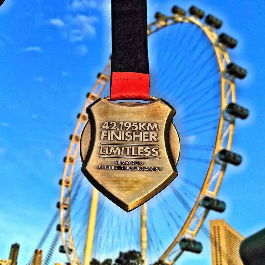 跑出一腿痱子热到炸裂！就这么铭记了新加坡日落马拉松的最美日出