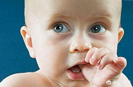 一喂奶宝宝就笑不吃,一喂奶宝宝就哭闹怎么回事