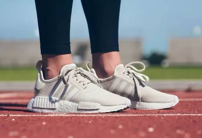 白色NMD、AJ简直防不胜防！看看Icon们夏天爱穿的小白鞋