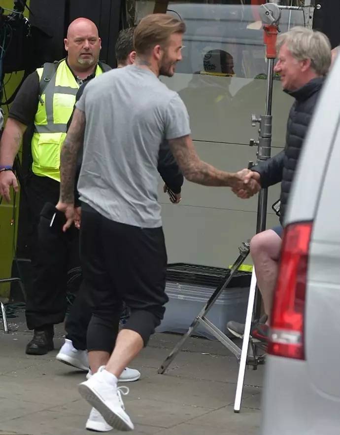 白色NMD、AJ简直防不胜防！看看Icon们夏天爱穿的小白鞋