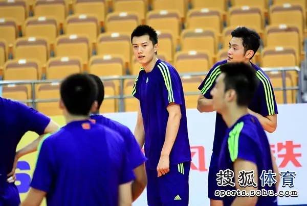 踢球的都是男模?男排队员表示不服!