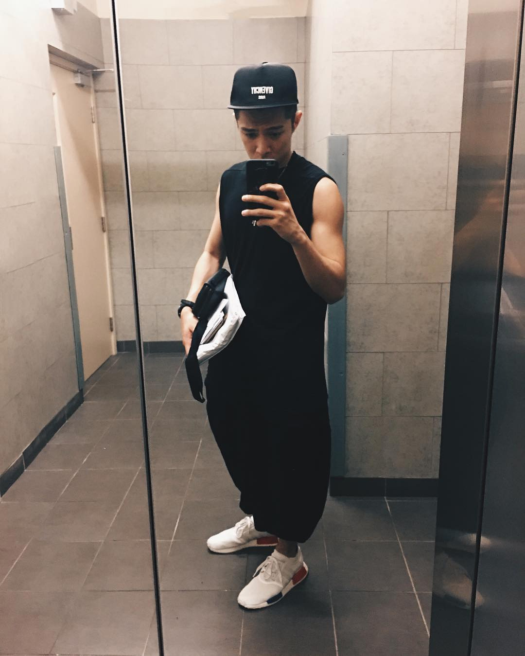 白色NMD、AJ简直防不胜防！看看Icon们夏天爱穿的小白鞋