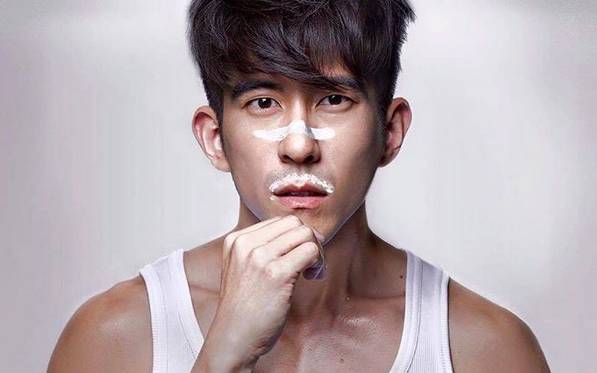 白色NMD、AJ简直防不胜防！看看Icon们夏天爱穿的小白鞋