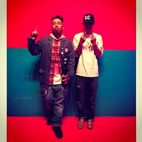 白色NMD、AJ简直防不胜防！看看Icon们夏天爱穿的小白鞋