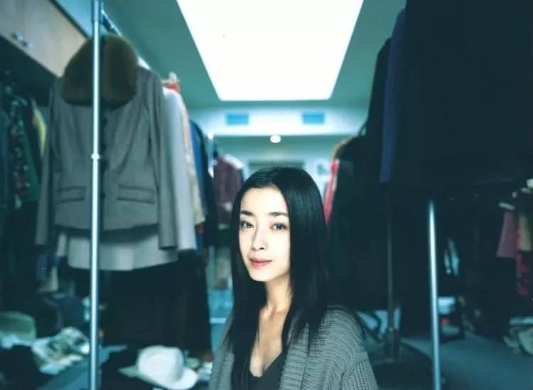 你肯定不知道，2件ZARA的钱能买一身CHANEL