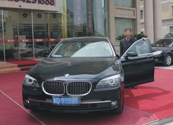 开100多万宝马730的老板,“土豪”的生活是怎样的?