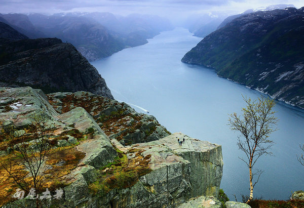 你敢站在悬崖边拍视频吗,你敢站在房顶边缘吗