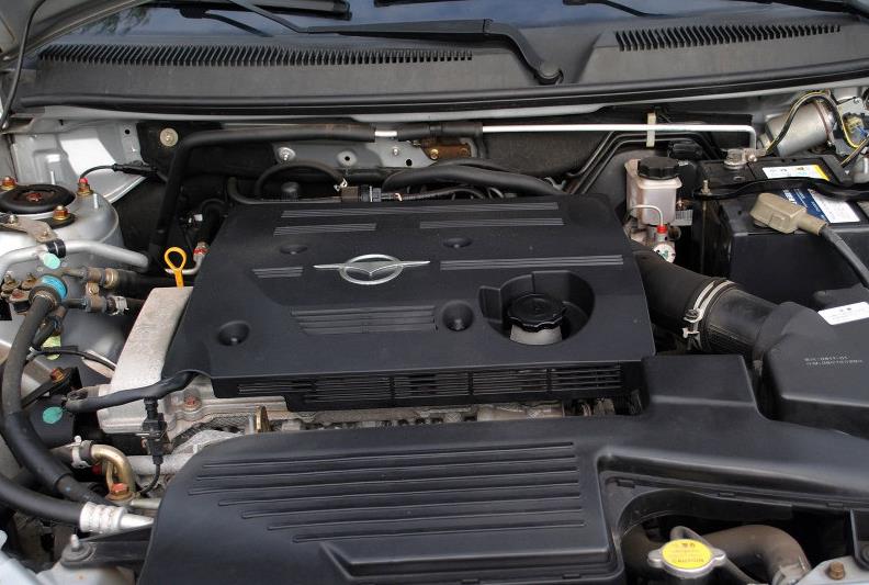 车子在马路上跑,车子在马路上跑得很快