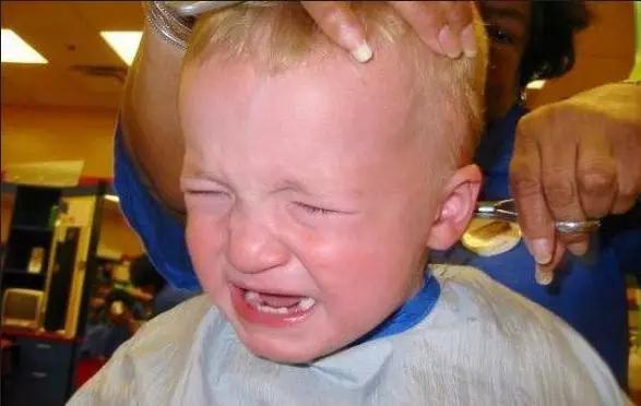 防止小孩剪头发哭闹神器,孩子害怕剪头发哭闹怎么办