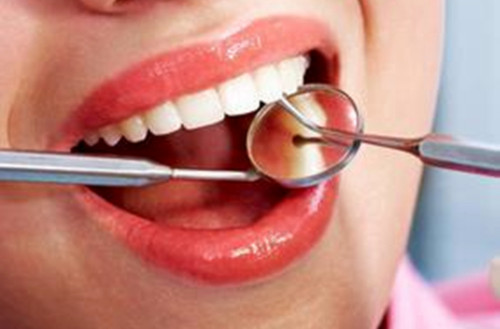 牙龈肿痛老喝水还是口干舌燥,牙龈肿痛导致半边脸肿痛喝水都痛