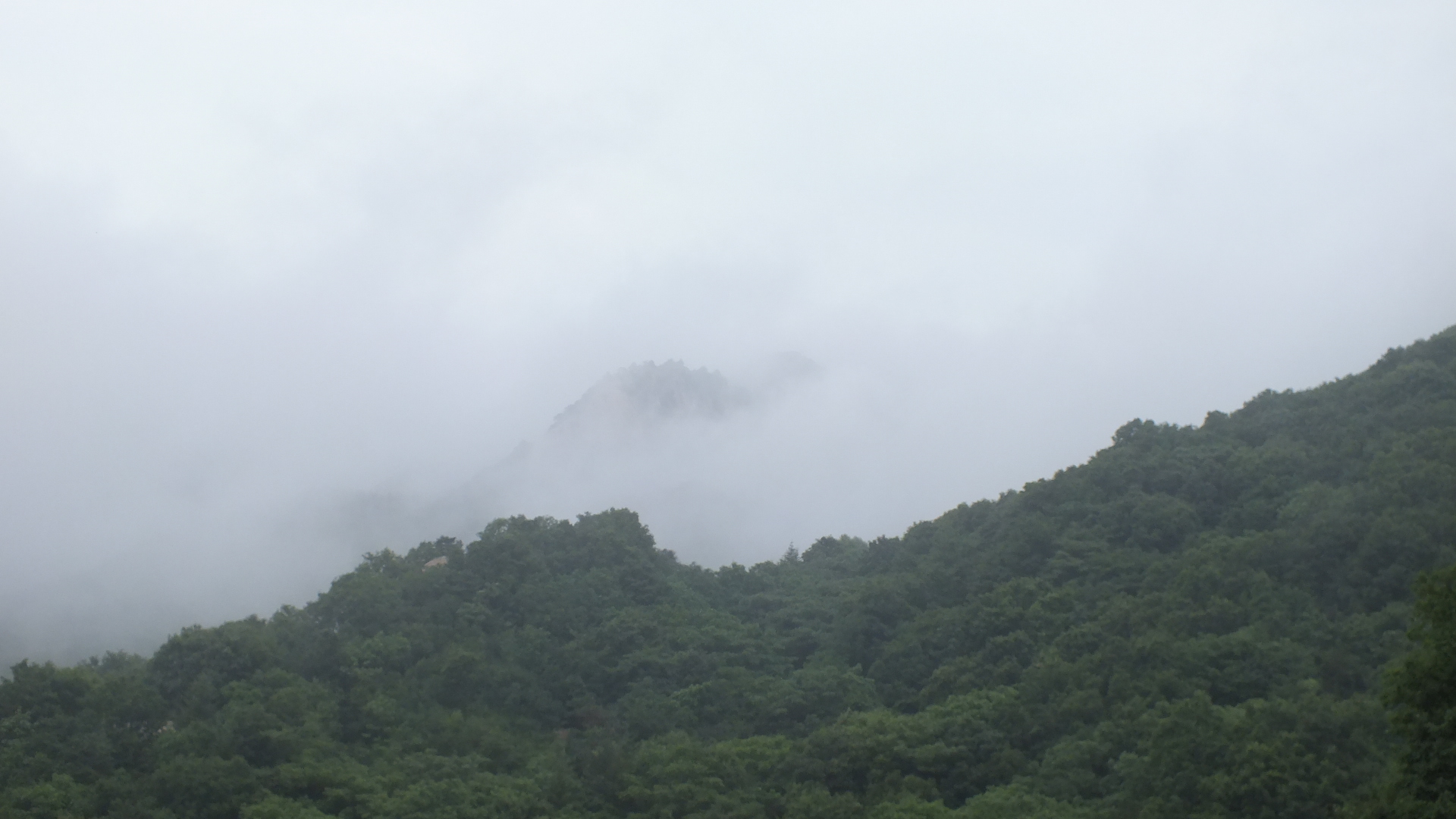 雨中的长白山美景描写,雨中天池