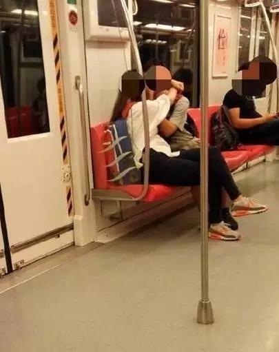 情侣地铁上热情拥吻,地铁站情侣亲吻引起争议